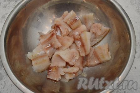 Филе минтая нарезать на порционные кусочки (я нарезала на кусочки длиной 3-4 сантиметра). Посолить рыбу и поперчить по вкусу.
