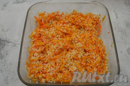 Рис несколько раз промыть в холодной воде. В процессе промывания из риса уходит крахмал, поэтому рисинки в процессе приготовления не слипаются. В форме для запекания смешать промытый рис и обжаренную морковку, посолить по вкусу.