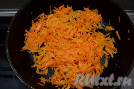 Морковку очистить, промыть, натереть на крупной тёрке, переложить в сковороду с разогретым растительным маслом и обжарить в течение 4-5 минут (до мягкости моркови) на среднем огне, иногда перемешивая.