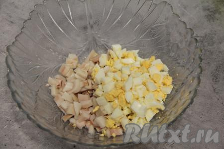 Яйца нарезать на средние кубики и переложить в салатник с кальмарами.