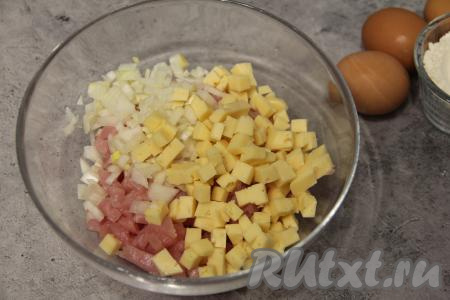 Лук мелко нарезать. Сыр нарезать на мелкие кубики (сырные кубики должны быть чуть меньше, чем кубики из индейки). Соединить индейку, сыр и лук в миске.