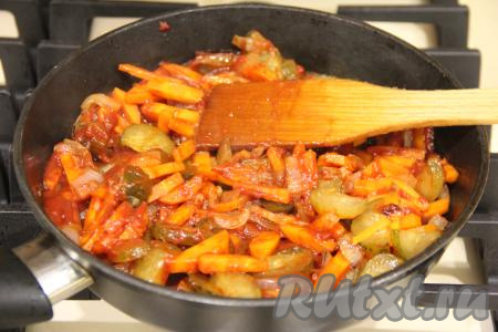 Перемешать, потомить на небольшом огне 2-3 минуты, снять с огня. Переложить овощи со сковороды в миску с обжаренным филе индейки.