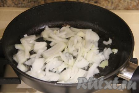 Обжаренное филе индейки переложить со сковороды в глубокую миску. В сковороду с маслом, в которой обжаривалось мясо, выложить нарезанный лук и обжарить его до прозрачности (в течение 3-4 минут), иногда помешивая.