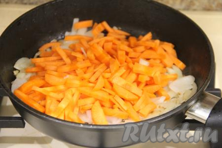 Морковь нарезать на достаточно тонкие брусочки, добавить в сковороду к луку.