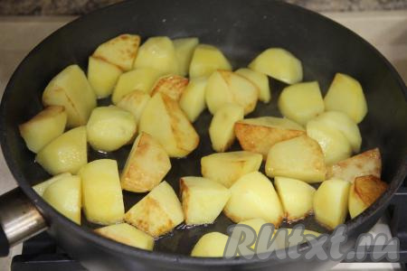 Картошку нарезать на крупные дольки и обжарить в сковороде на растительном масле до золотистого цвета со всех сторон на огне чуть выше среднего. Картофель должен покрыться аппетитной корочкой, доводить до готовности его не нужно.