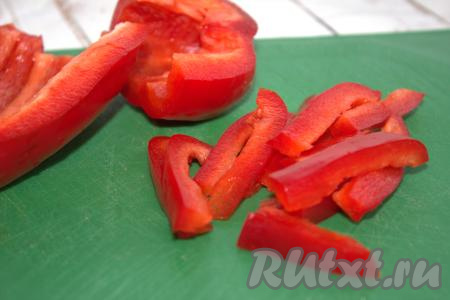 Болгарский перец помыть, удалить семена и плодоножку, нарезать соломкой.