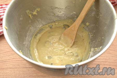 Перемешиваем тесто с шоколадом лопаткой (или ложкой).