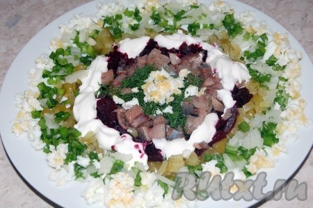 Взять плоское блюдо или тарелку и кругами разложить приготовленные овощи, свеклу и сельдочку, заправить салат сметаной.
