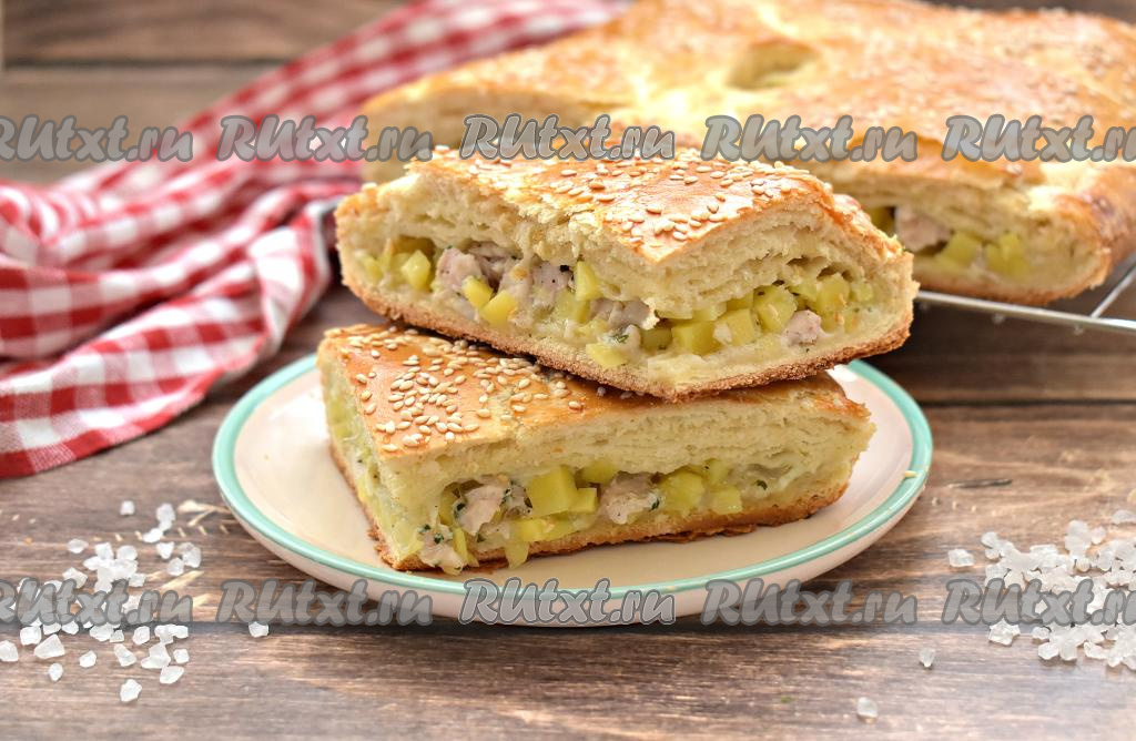Слоеный пирог с курицей и картошкой: обед или ужин в одном пироге