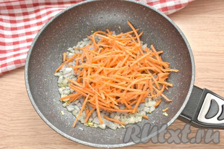 Очищаем морковку, натираем на тёрке. Для этого салата лучше натирать морковку на тёрке для моркови по-корейски. Выкладываем натёртую морковку к луку. Сковороду накрываем крышкой и обжариваем овощи около 5 минут, периодически перемешивая. Морковка должна стать мягкой. Обжаренные овощи, убрав с огня, остужаем.