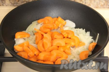 Морковь нарезать полукружочками, выложить в сковороду к обжаренному луку. Обжаривать овощи, иногда перемешивая, минут 5-6 (морковка должна стать достаточно мягкой). Затем снять с огня и дать овощам немного остыть.