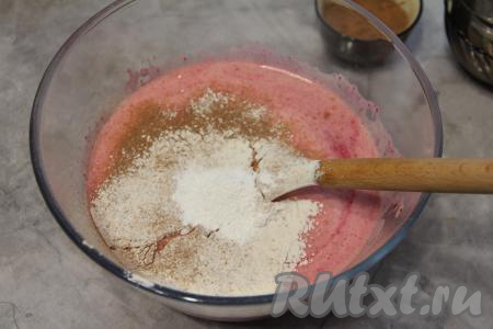 Всыпать  разрыхлитель, какао и корицу, частями начать добавлять муку, перемешивая тесто лопаткой.