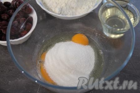 Соединить в объёмной миске яйца и сахар, взбить миксером в течение 7 минут. Яичная смесь должна получиться пышной и достаточно светлой. 