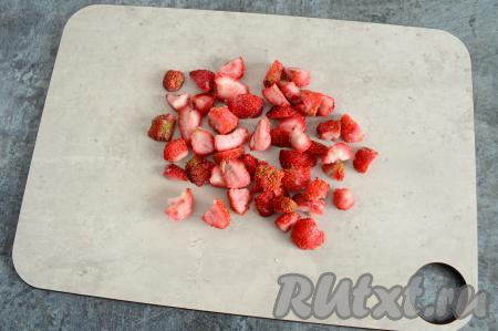 Пока каша варится, можно нарезать клубнику на небольшие кусочки размером примерно 1 на 1 сантиметр (замороженные ягоды я не размораживала). Несколько ягод оставить для подачи.