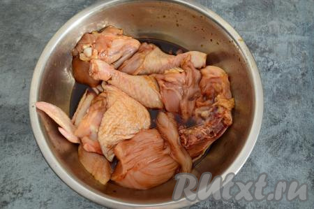 Порционные кусочки курицы выложить в глубокую миску, залить соево-медовым соусом. Тщательно перемешать, покрывая кусочки курочки соусом со всех сторон. Солить мясо не нужно, так как соевый соус достаточно солёный. Убрать миску с курицей на 30 минут в холодильник, чтобы кусочки курочки как следует пропитались соусом.
