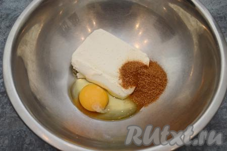 В глубокую миску выложить творог, сырое яйцо и смесь сахара с корицей.