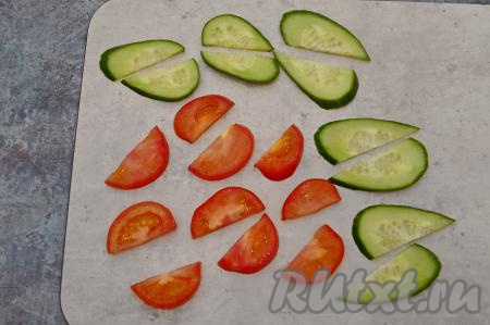 Нарезать огурцы и помидоры на кружочки и разрезать каждый кружочек пополам. Количество кусочков помидоров и огурцов должно соответствовать количеству бутербродов.
