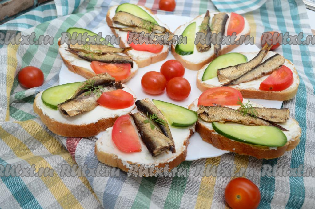 Бутерброды с творожным сыром и шпротами - 7 пошаговых фото в рецепте