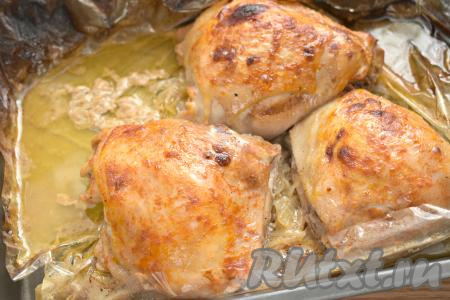 Запекаем курицу в кефире в духовке, разогретой до 200 градусов, в течение 40 минут. Затем аккуратно, чтобы не обжечься, разрезаем рукав и отправляем мясо запекаться ещё на 10 минут, чтобы поверхность курочки подрумянилась.