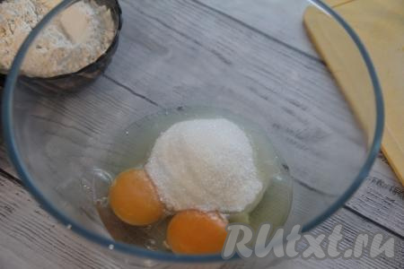В объёмной миске, удобной  для взбивания, соединить яйца, сахар и ванильный сахар.