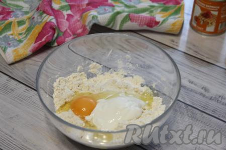 Затем добавить яйцо и сметану. 