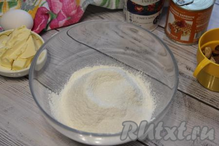 В миску просеять муку, добавить соль, сахар, ванильный сахар и разрыхлитель, перемешать сухие ингредиенты.