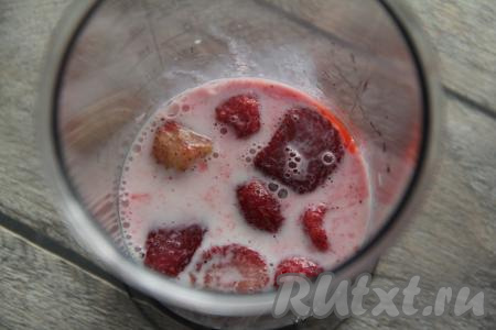 Влить холодное молоко в стакан для взбивания, добавить клубнику. Если клубника не очень сладкая, тогда сразу всыпьте сахарную пудру.