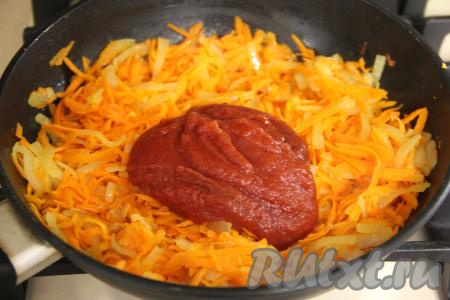 Обжаривать овощи минут 10 (до мягкости моркови), иногда помешивая. Затем посолить по вкусу и добавить томатную пасту. 