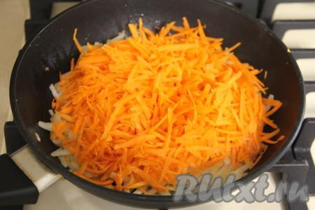 Морковь натереть на крупной тёрке и добавить к обжаренному луку.