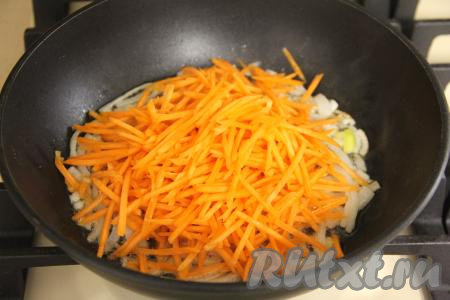 Морковь, натёртую на крупной тёрке, выложить в сковороду с обжаренным луком. Обжаривать овощи минут 7, иногда помешивая (морковка должна стать мягкой). 
