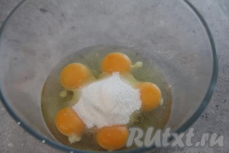 В глубокой миске соединить яйца, сахар, соль и ванильный сахар.
