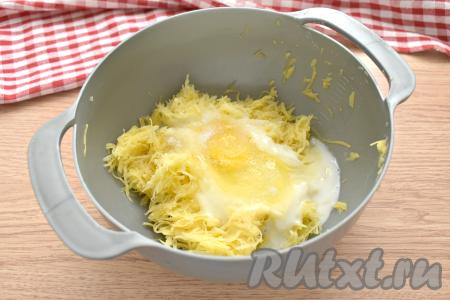 Сразу же добавляем сырое яйцо, по вкусу солим.