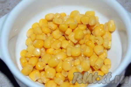 Кукурузу консервированную отделить от лишней жидкости и тоже отправить в кастрюлю с овощами.