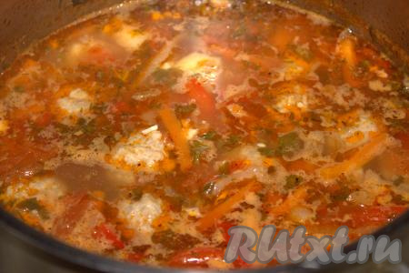 Когда картошка будет готова (станет достаточно мягкой), в кастрюлю с овощами и фрикадельками добавить измельчённую зелень и чеснок, дать закипеть и выключить огонь. Дать супу постоять под закрытой крышкой минут 5.