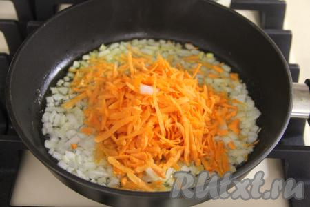 Лук мелко нарезать, морковь натереть на крупной тёрке. В сковороду влить растительное масло и разогреть, затем выложить нарезанный лук и обжаривать его 3-4 минуты (до прозрачности), иногда помешивая, на среднем огне, после этого добавить морковку. Обжаривать овощи в течение 6-7 минут, периодически перемешивая  (до мягкости моркови), посолить по вкусу.