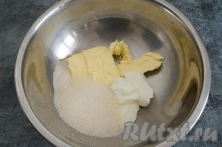 Прежде всего замесим песочное тесто, для этого в глубокой миске нужно соединить сливочное масло комнатной температуры, сахар и сметану.