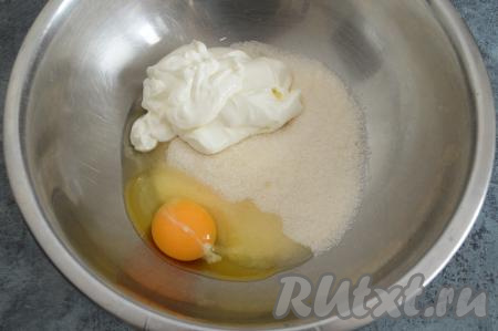 Теперь приготовим сметанную заливку, для этого в достаточно глубокой миске нужно соединить 200 грамм сметаны, 200 грамм сахара и 1 яйцо.