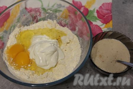 Перетереть руками муку с маслом в крошку. Затем добавить сметану и яйца.