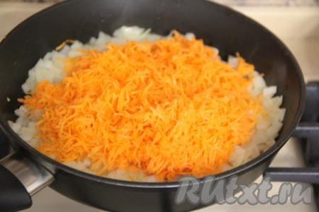 К обжаренному луку выложить морковку, натёртую на мелкой тёрке, обжаривать минут 7 (до мягкости овощей), периодически перемешивая, затем убрать с огня и дать остыть.