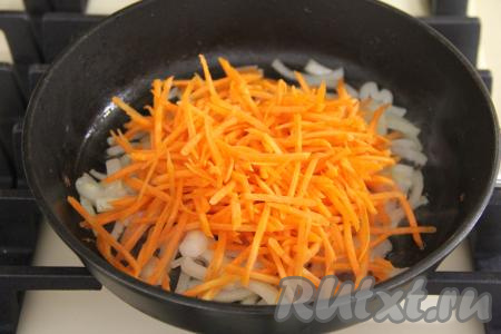 К обжаренному луку выложить морковку, натёртую на тёрке для корейской моркови (или обычной крупной тёрке), перемешать. Обжаривать овощи до мягкости (минут 5-7), иногда помешивая, после этого снять с огня и оставить остывать.