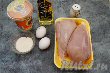 Подготовить продукты для приготовления куриного филе в сметанном кляре.