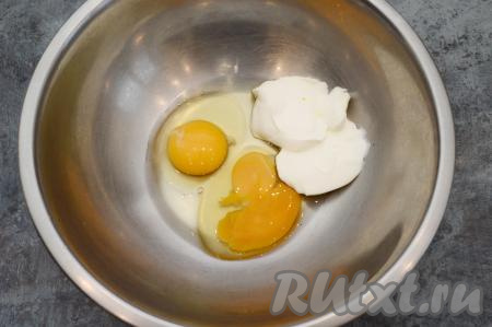 Приготовить сметанный кляр, для этого в глубокой миске соединить сметану и яйца.