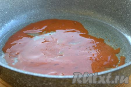 В сковороду влить растительное масло, добавить томатную пасту, прогреть на достаточно сильном огне буквально 1-2 минуты.
