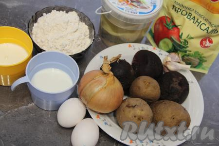 Подготовить продукты для приготовления салата с блинами "Букет роз". Картошку отварить в кожуре до готовности (на варку потребуется минут 25 с момента закипания воды). Отдельно отварить до готовности свеклу (на отваривание потребуется 50-65 минут после начала кипения воды). Отваренные овощи полностью остудить. Яйца для салата отварить в течение 10 минут после закипания воды, после этого остудить их. Луковицу очистить. Для приготовления этого салата я использовала филе селёдки (2 спинки), можно взять целую селёдочку и разделать её на филе в домашних условиях, отрезав голову, плавники и тщательно удаляя все косточки.