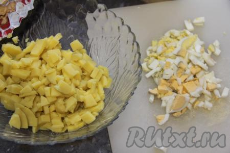 Картошку и яйца почистить и нарезать на кубики размером чуть меньше среднего.