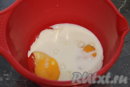 Теперь займёмся приготовлением блинов, для этого в достаточно объёмной миске нужно соединить яйца, молоко, кефир и щепотку соли, перемешать венчиком.
