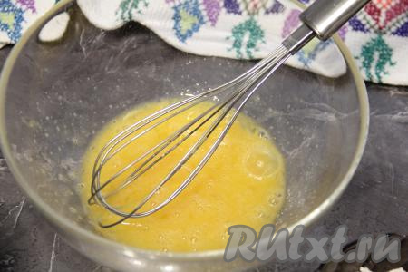 Яйца разбить в достаточно глубокую миску, добавить соль и сахар, перемешать яичную смесь венчиком до однородности.