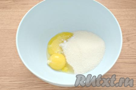 Куриные яйца разделяем на желтки и белки. Белки пока убираем в холодильник. Желтки перекладываем в миску, в которой удобно будет взбивать миксером. К желткам всыпаем ванилин и весь сахар.