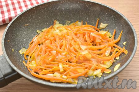 Разогреваем на сковороде растительное масло, после этого выкладываем морковку с луком, обжариваем их на среднем огне, иногда помешивая, минут 5-6. Морковь с луком должны стать мягкими, но не пригореть. Обжаренным овощам даём остыть.