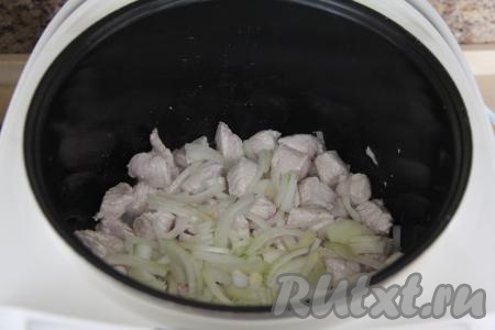 К обжаренному филе индейки добавить лук, нарезанный полукольцами, перемешать. Обжаривать мясо с луком, иногда перемешивая, 2-3 минуты.